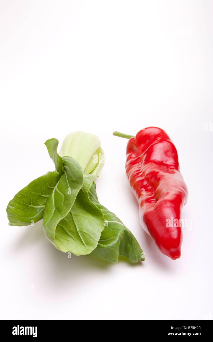 Grande peperone rosso e pak choi isolata contro uno sfondo bianco. Foto Stock