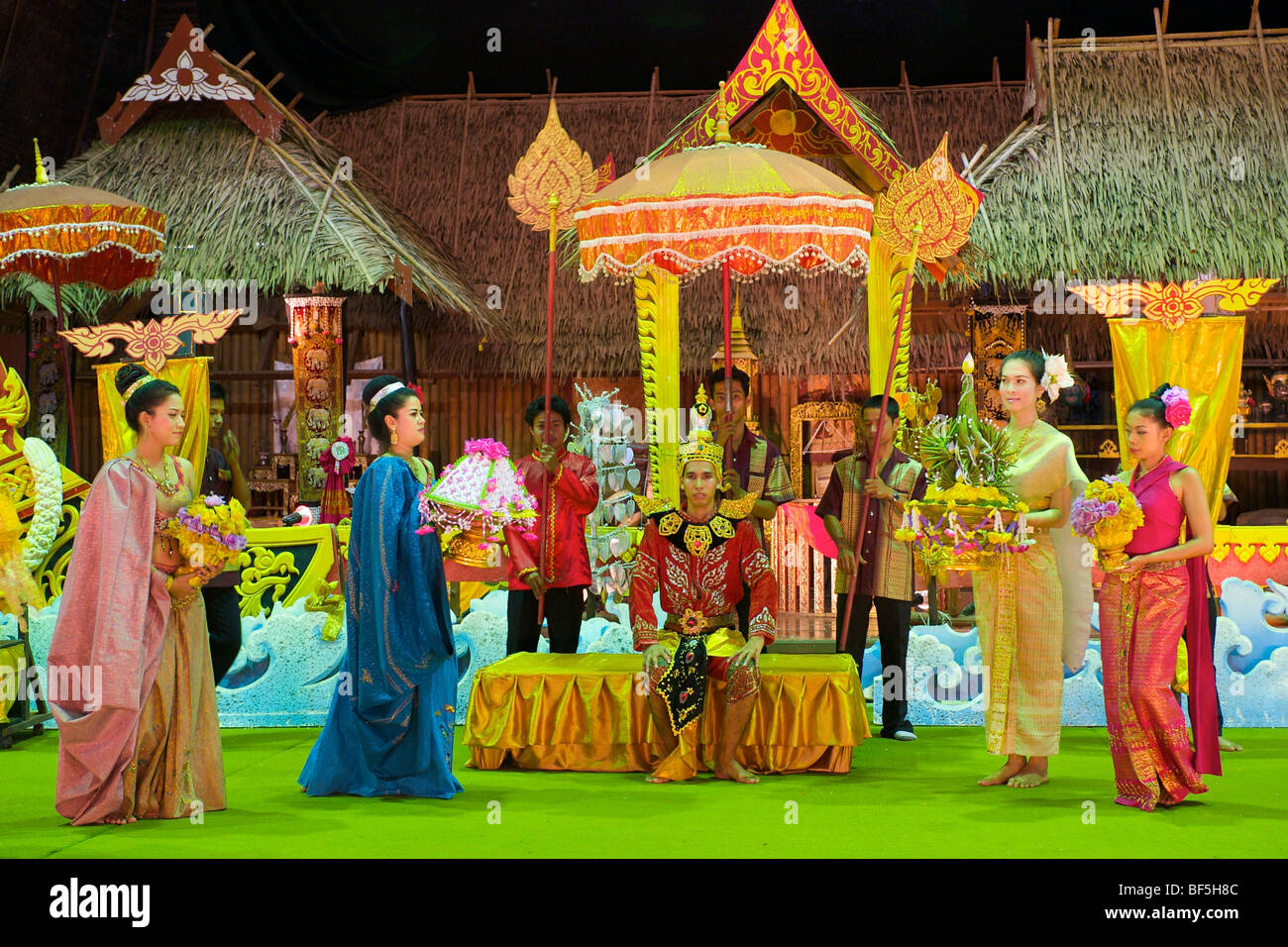 Spettacolo di danza in Phuket Town, ritratto di un matrimonio tradizionale, Isola di Phuket, Thailandia, Asia Foto Stock