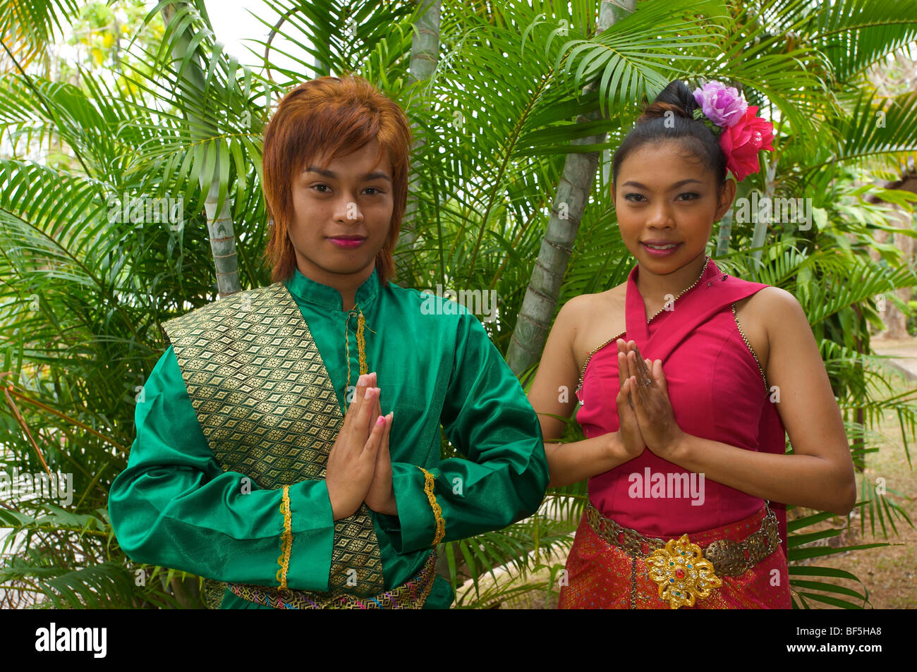Tailandese donne che indossano i costumi tradizionali, su Ko Samui, Thailandia, Asia Foto Stock