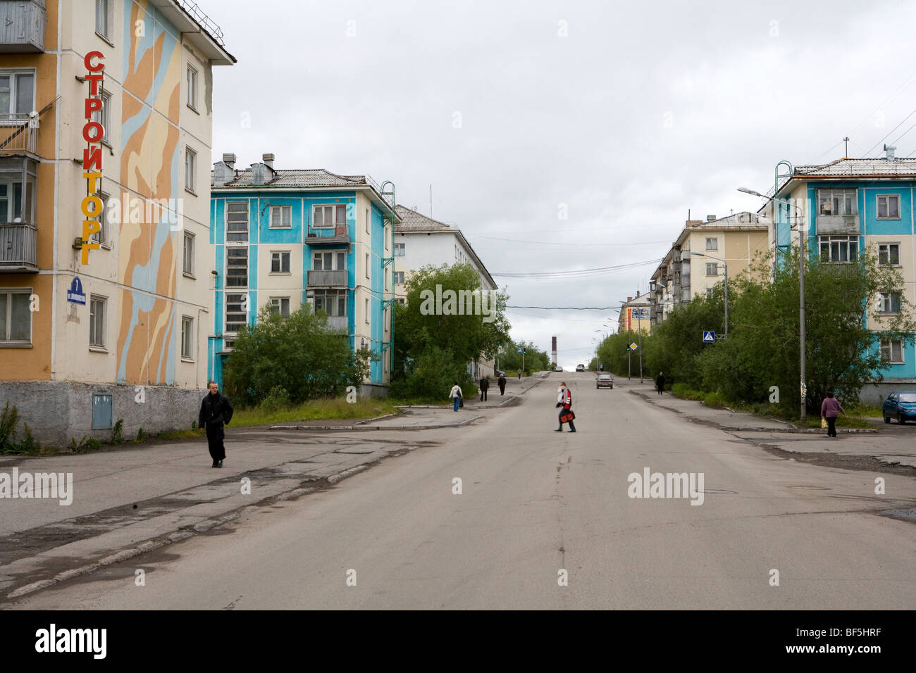 Scena di strada con righe di blocchi di appartamenti su entrambi i lati della strada, Vorkuta, Repubblica di Komi, Arctic Russia Foto Stock