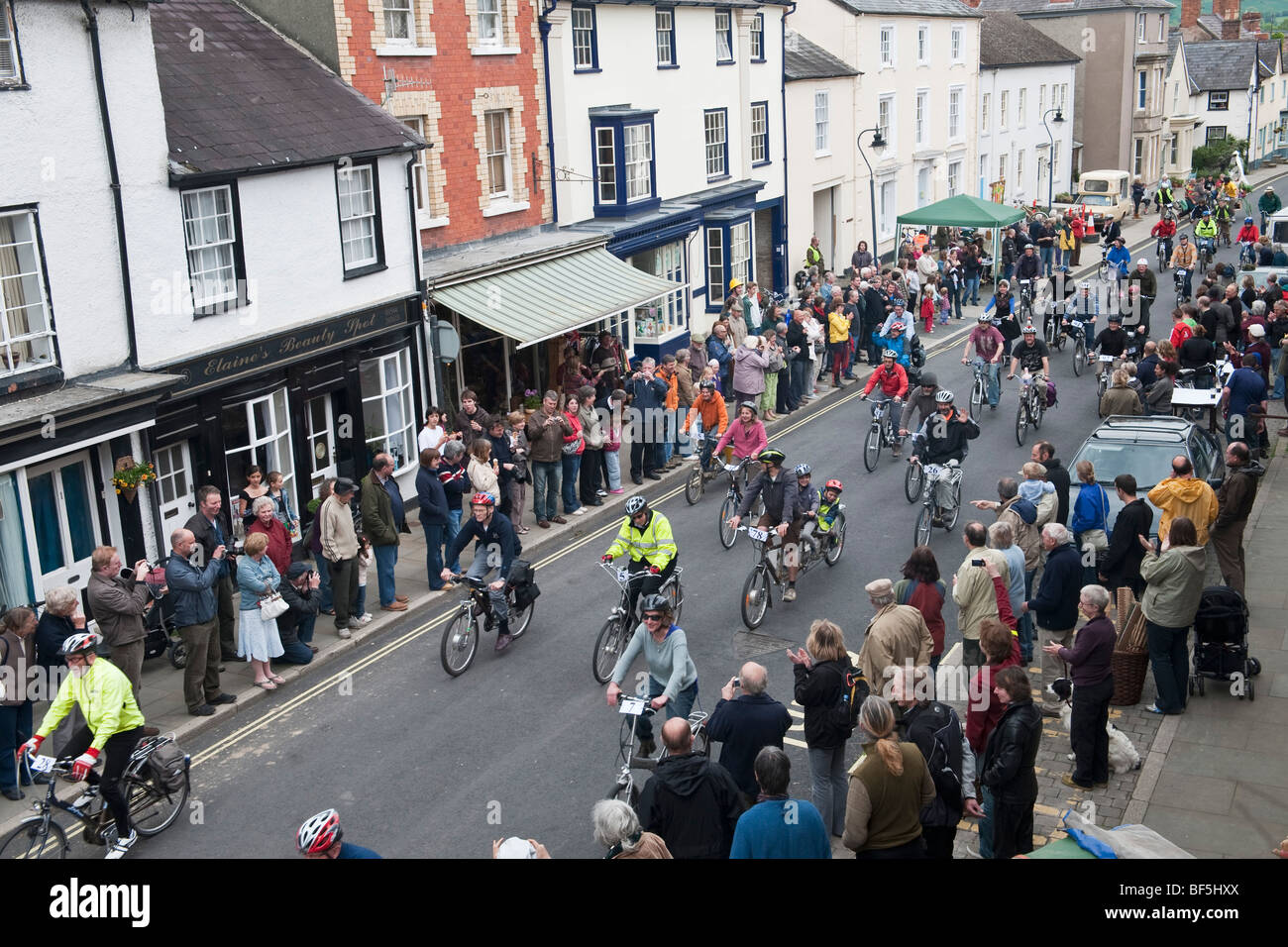 Gli spettatori affollano le strade al Tour de Presteigne, l'unico rally al mondo per le moto elettriche a Presteigne, Powys ai confini gallesi Foto Stock