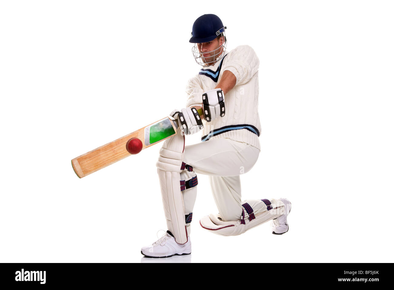 Cricketer, studio shot su sfondo bianco. Foto Stock