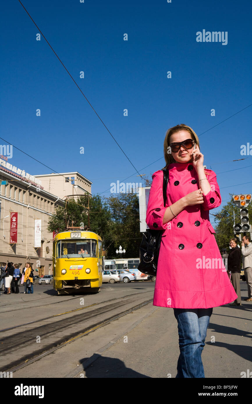 Giovane donna in attesa del tram, Ekaterinburg, Russia Foto Stock