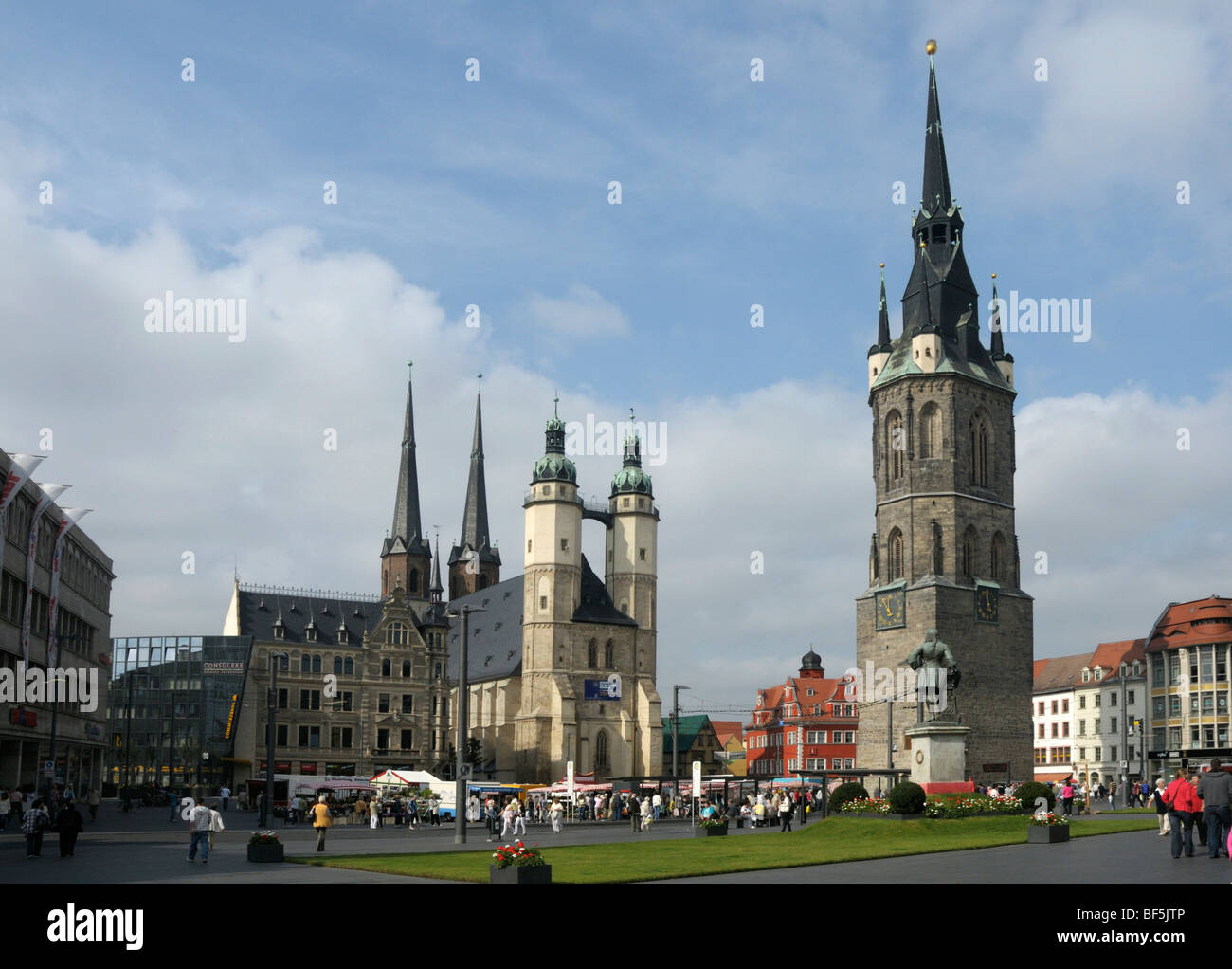Chiesa di mercato, Torre Rossa e il monumento di Handel, Halle an der Saale, Sassonia-Anhalt, Germania, Europa Foto Stock