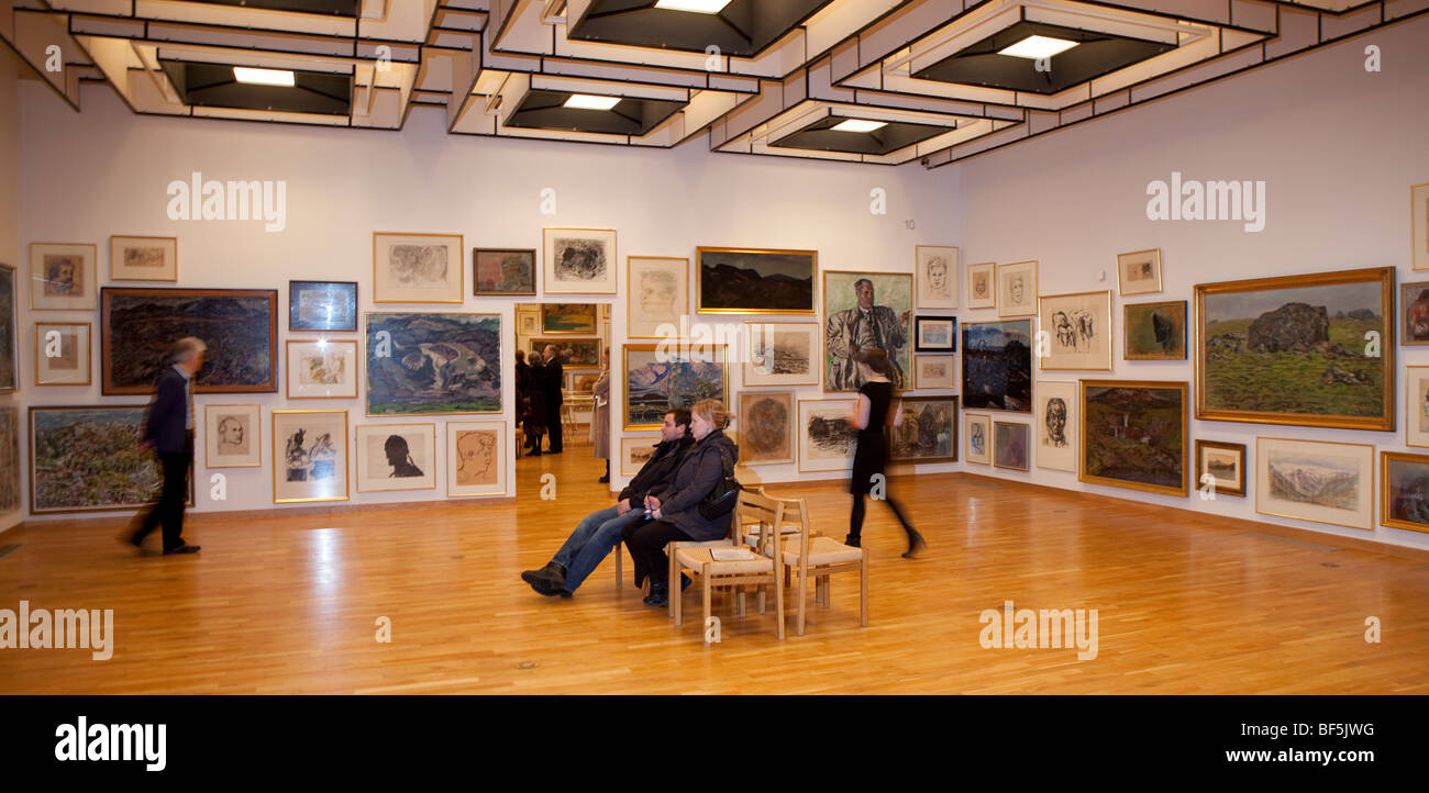 Le persone che visualizzano l'arte durante il festival di inverno, Kjarvalsstadir museum, Reykjavik, Islanda Foto Stock