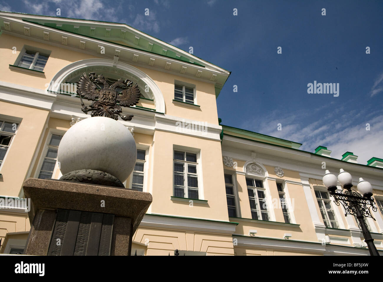 Araldica sulla sfera di pietra dello zoccolo di edificio classico, Ekaterinburg, Russia Foto Stock