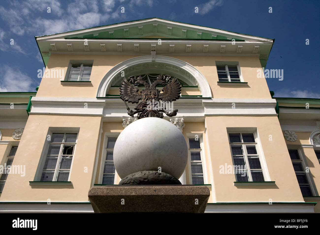 Araldica sulla sfera di pietra dello zoccolo di edificio classico, Ekaterinburg, Russia Foto Stock