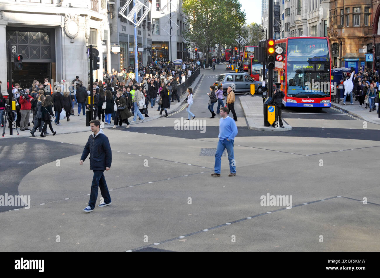 Oxford Circus diagonal attraversamenti pedonali visto sul giorno di apertura ufficiale Foto Stock