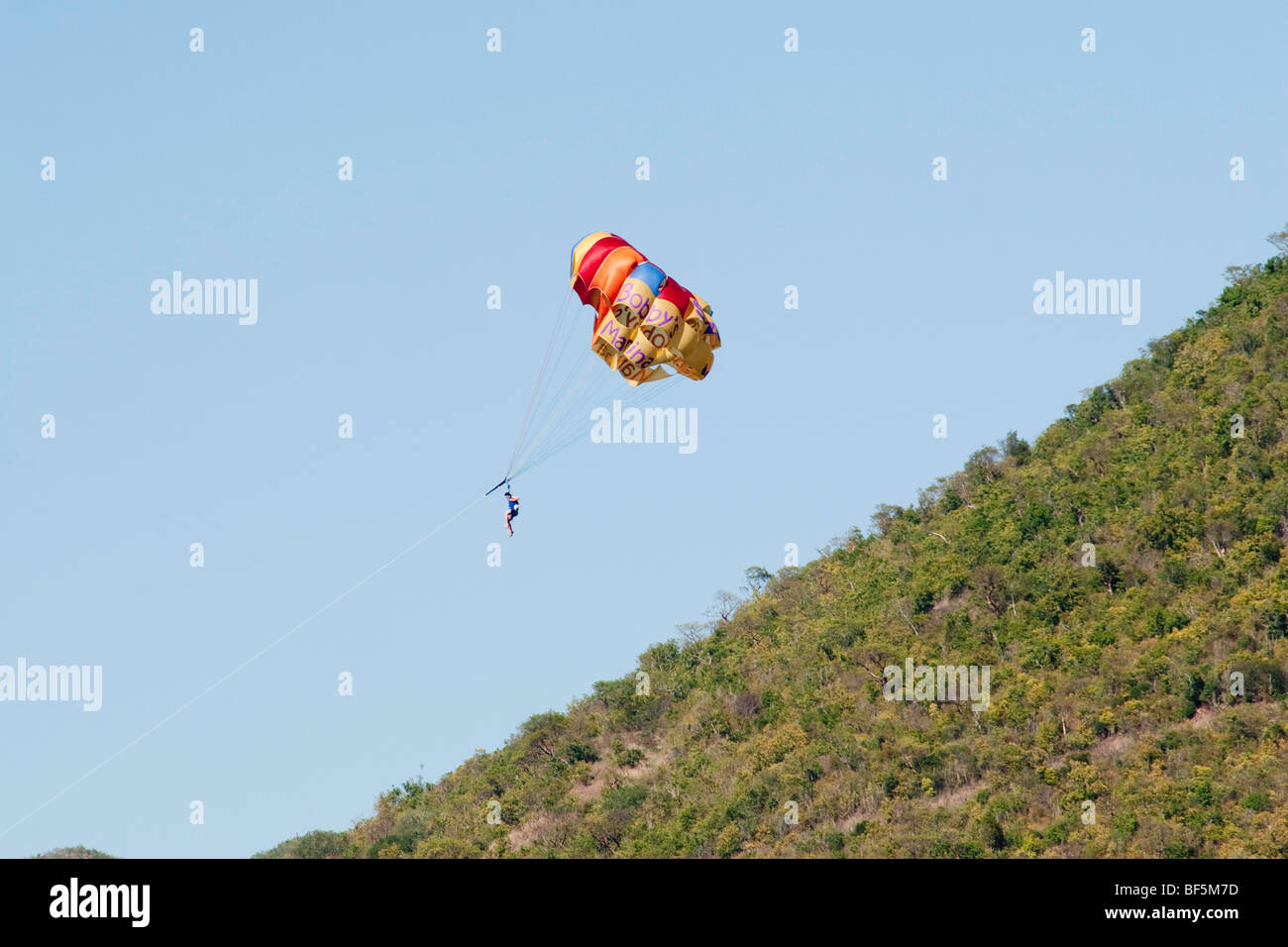 Parasailors aloft a Saint Martin Foto Stock