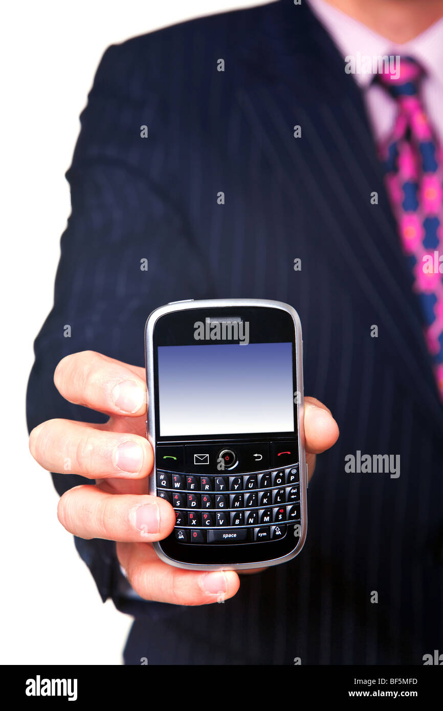 Imprenditore tenendo un moderno telefono mobile device, tracciato di ritaglio per lo schermo. Foto Stock