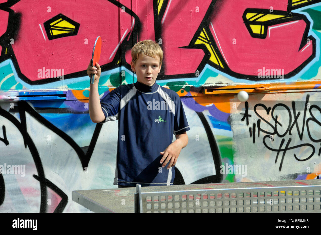 9-anno-vecchio ragazzo giocando a ping-pong, campo di calcio di Colonia, nella Renania settentrionale-Vestfalia, Germania, Europa Foto Stock