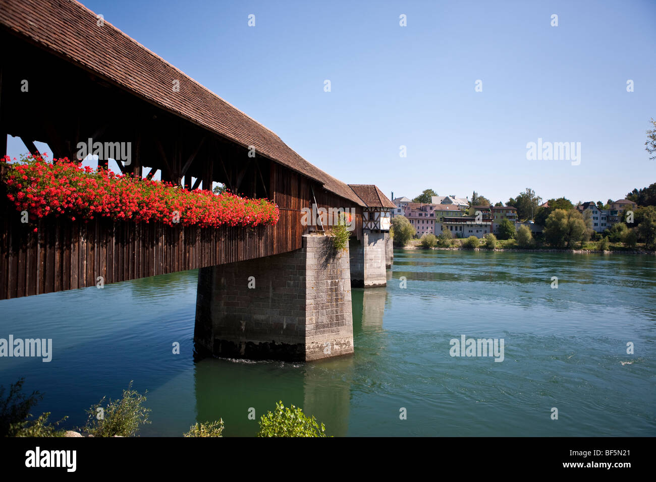 Il vecchio ponte coperto in legno risalente al XV secolo sul fiume Reno, Bad Saeckingen, distretto di Waldshut, Baden-Wuerttemb Foto Stock