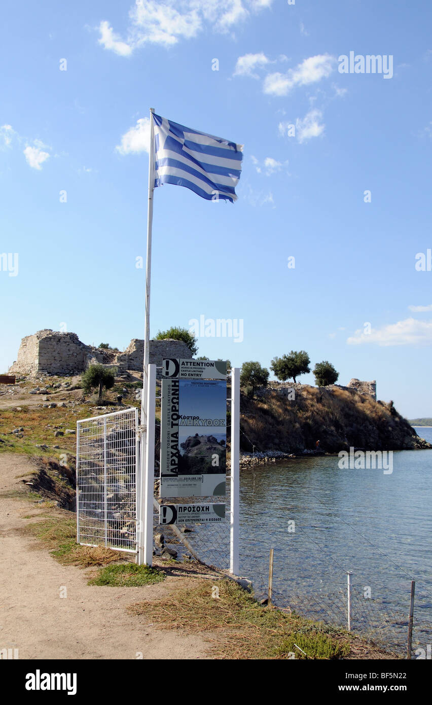 Il castello di Likithos resti di una fortezza bizantina si affaccia sulla baia di Likythos a Torini Grecia settentrionale Foto Stock