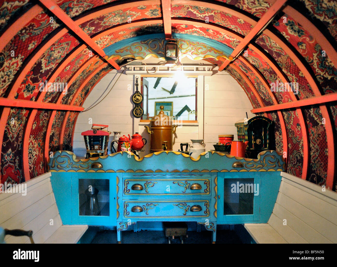 L'interno di un restauro di un vecchio Gypsy Caravan Foto Stock