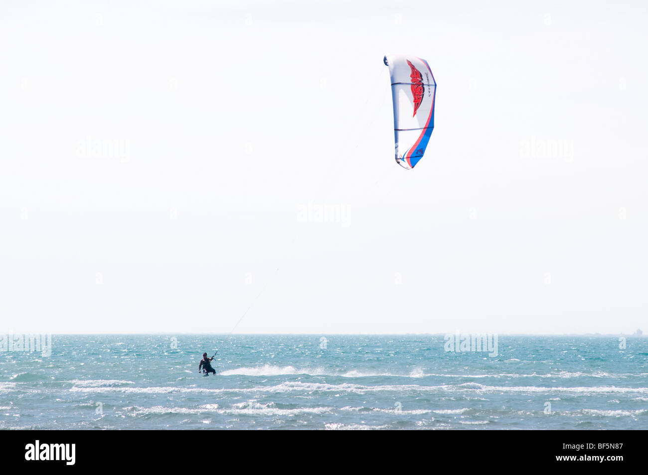 Kite surfer in azione sul mare Foto Stock
