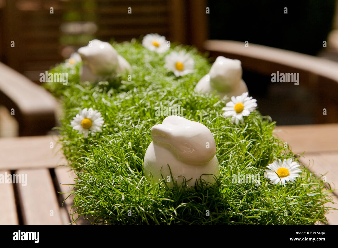Coniglietti fuori di porcellana, decorazioni per la tavola, Pasqua, Germania Foto Stock