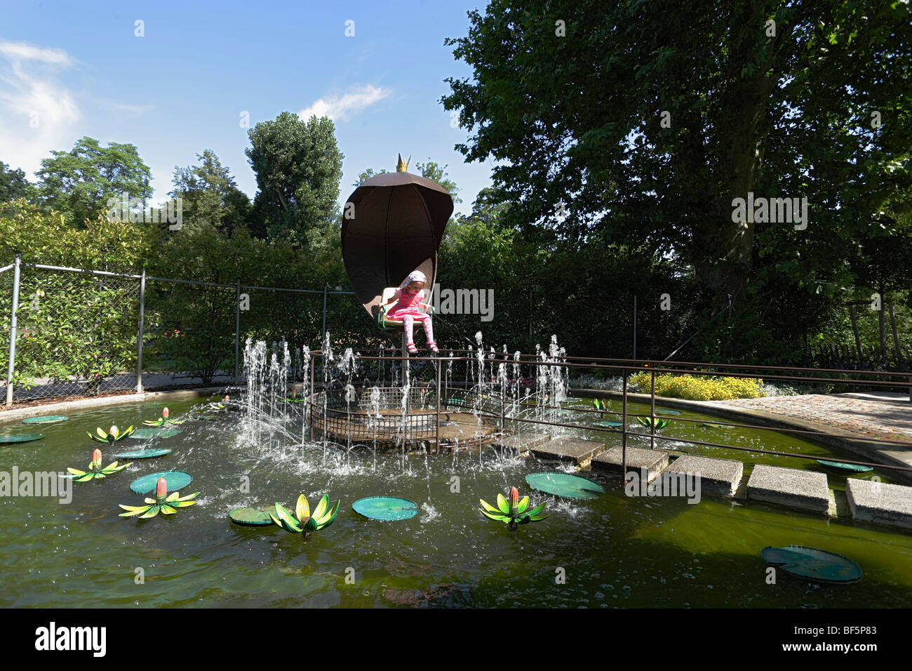 Ragazza seduta in una fontana, fiorente barocco, Fairy-Tale giardino, Ludwigsburg Palace, Ludwigsburg, Baden-Württemberg, Germania Foto Stock