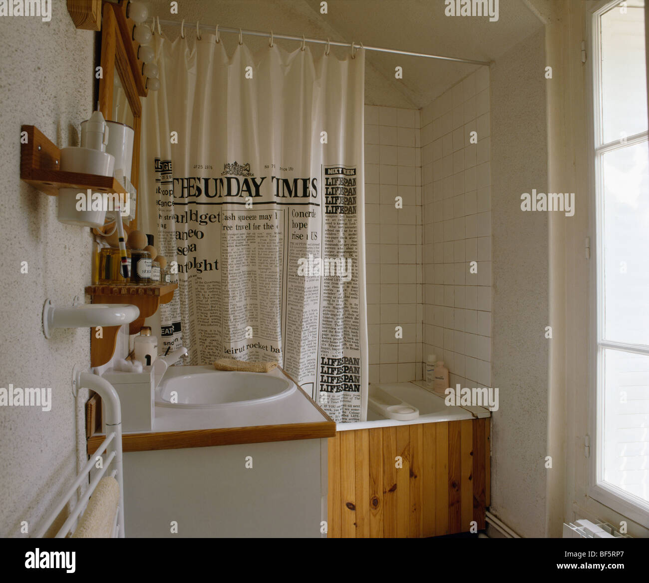 Tempi" stampato tenda doccia su vasca da bagno in piccole stanze da bagno  di colore bianco Foto stock - Alamy