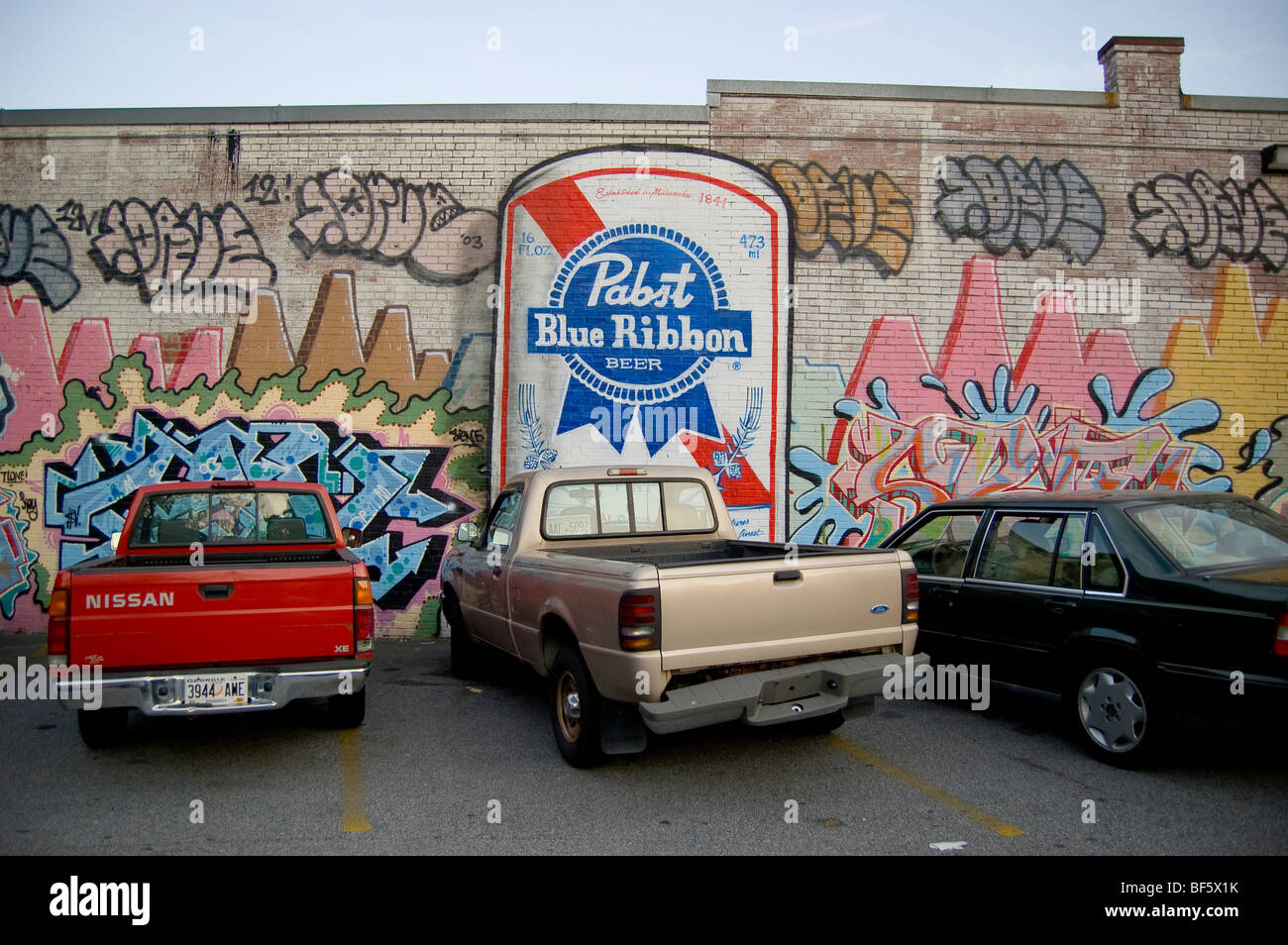 Un graffiti-parete coperta dotata di un gigante Pabst Blue Ribbon in un parcheggio in East Atlanta, GA. Foto Stock