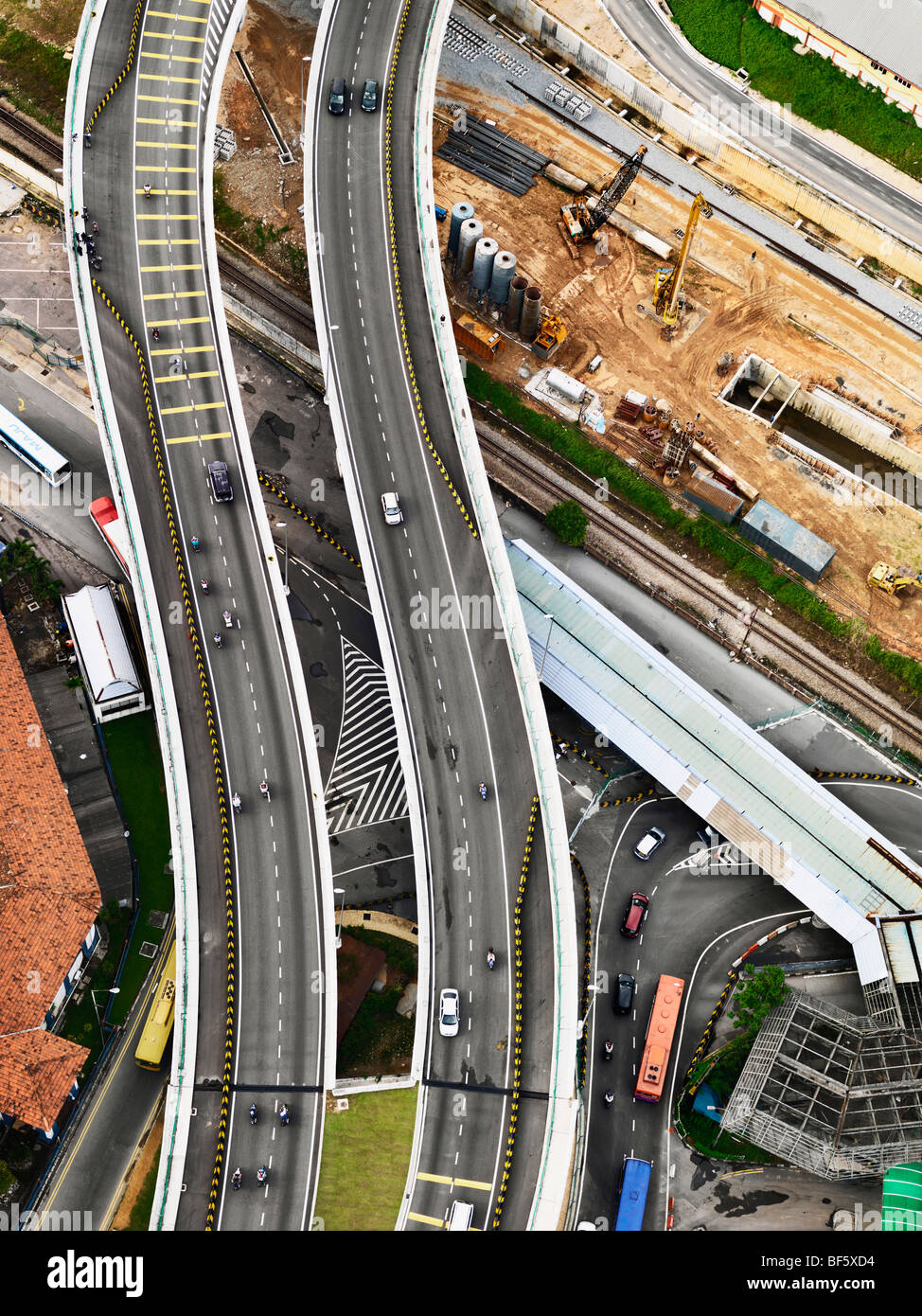 Una veduta aerea di una autostrada sopraelevata e sito in costruzione. Foto Stock