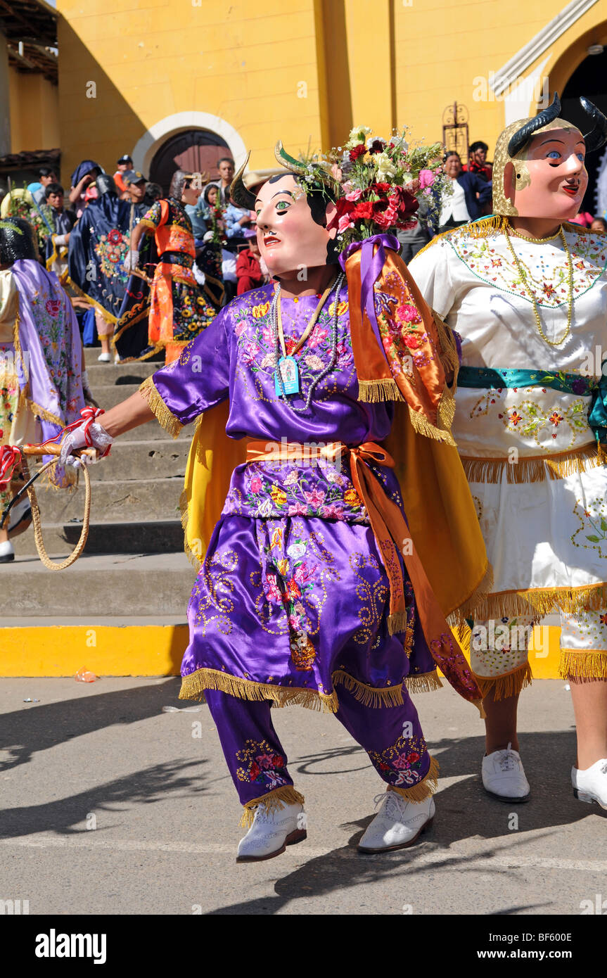 Folklore peruviano dance 'Los Diablos' recentemente dichiarato nazionale tesoro culturale del Perù, in Cajabamba, il 6 settembre 2009 Foto Stock