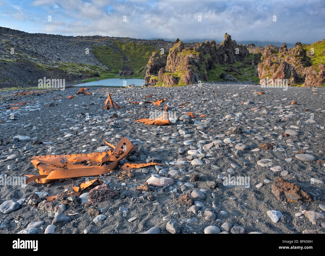 Arrugginendo metallo sulla spiaggia da una vecchia nave relitto, Snaefellsnes, Islanda Foto Stock