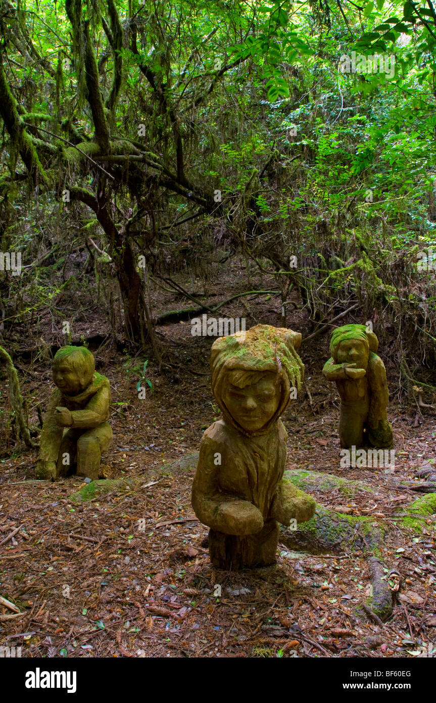 La poca gente, redwood incisioni dal racconto di Paul Bunyan, alberi di mistero del Norte County, California Foto Stock