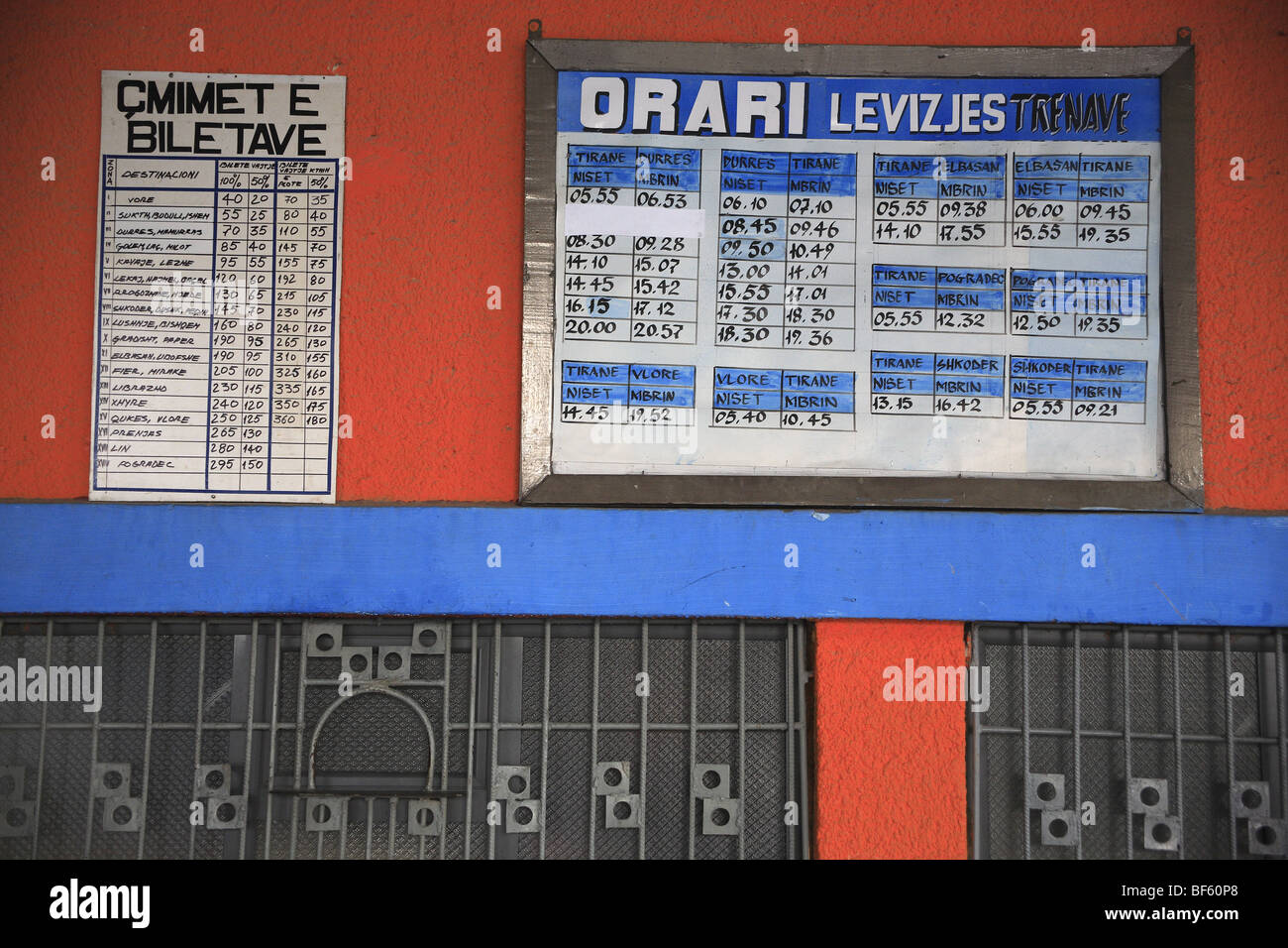 Visualizzazione delle tabelle dei tempi e prezzi dei biglietti presso la biglietteria di Tirana stazione ferroviaria, Albania Foto Stock