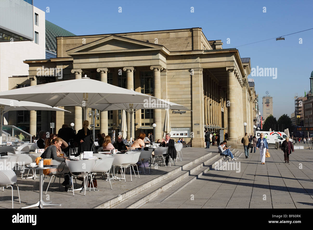 Sidewalk Cafe vicino Konigsbau, Piazza Castello, Stoccarda, Baden-Württemberg, Germania Foto Stock