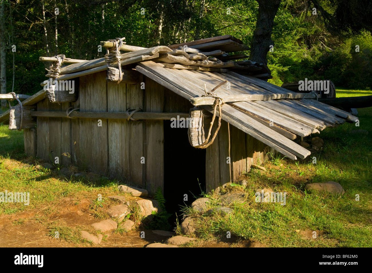 La ricostruzione della tradizionale nativo americano indiano Yurok lodges a Sumeg il villaggio, Patricks Point State Park, California Foto Stock