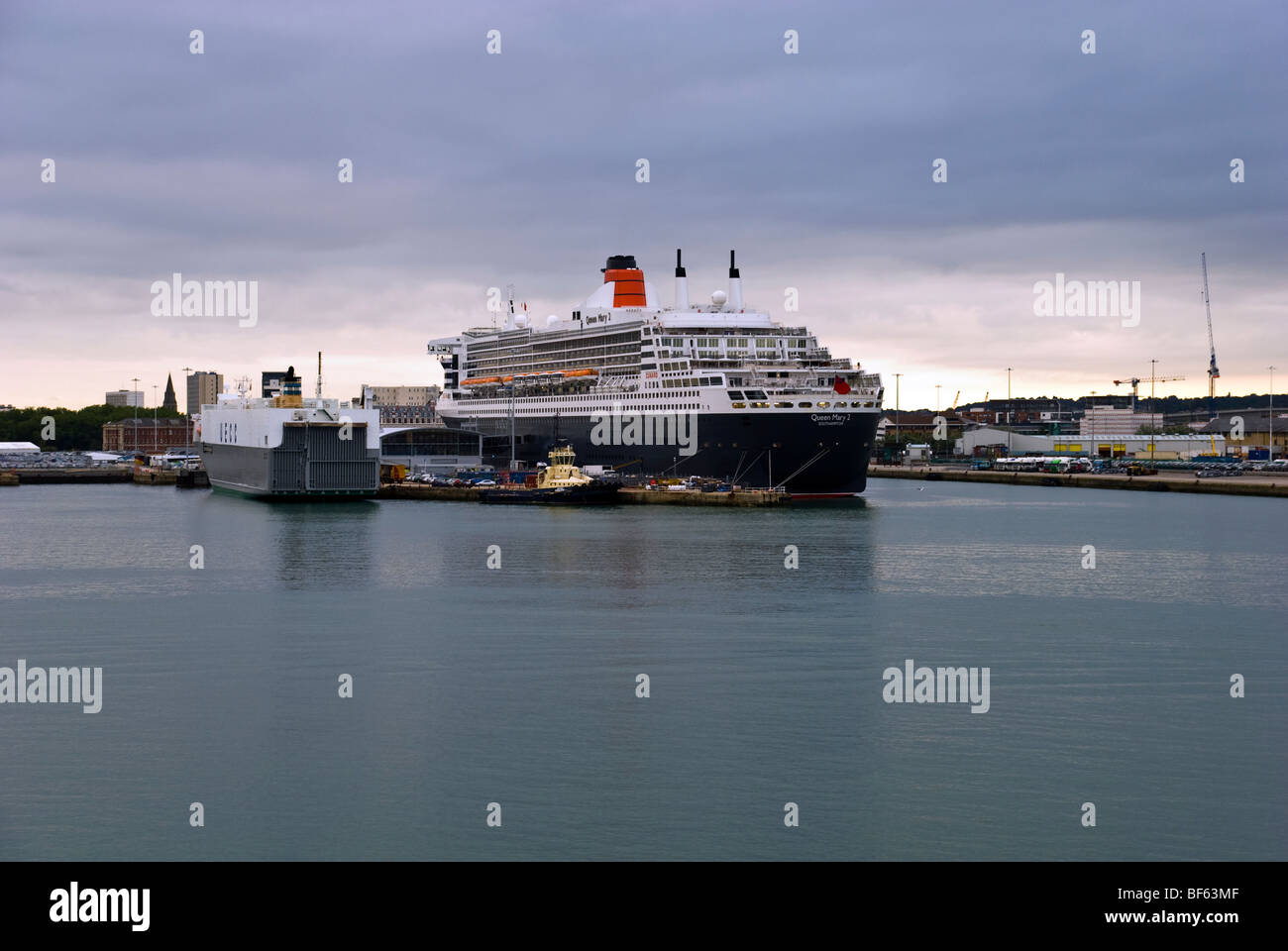 Ocean Liner Queen Mary 2 in Southampton docks Foto Stock