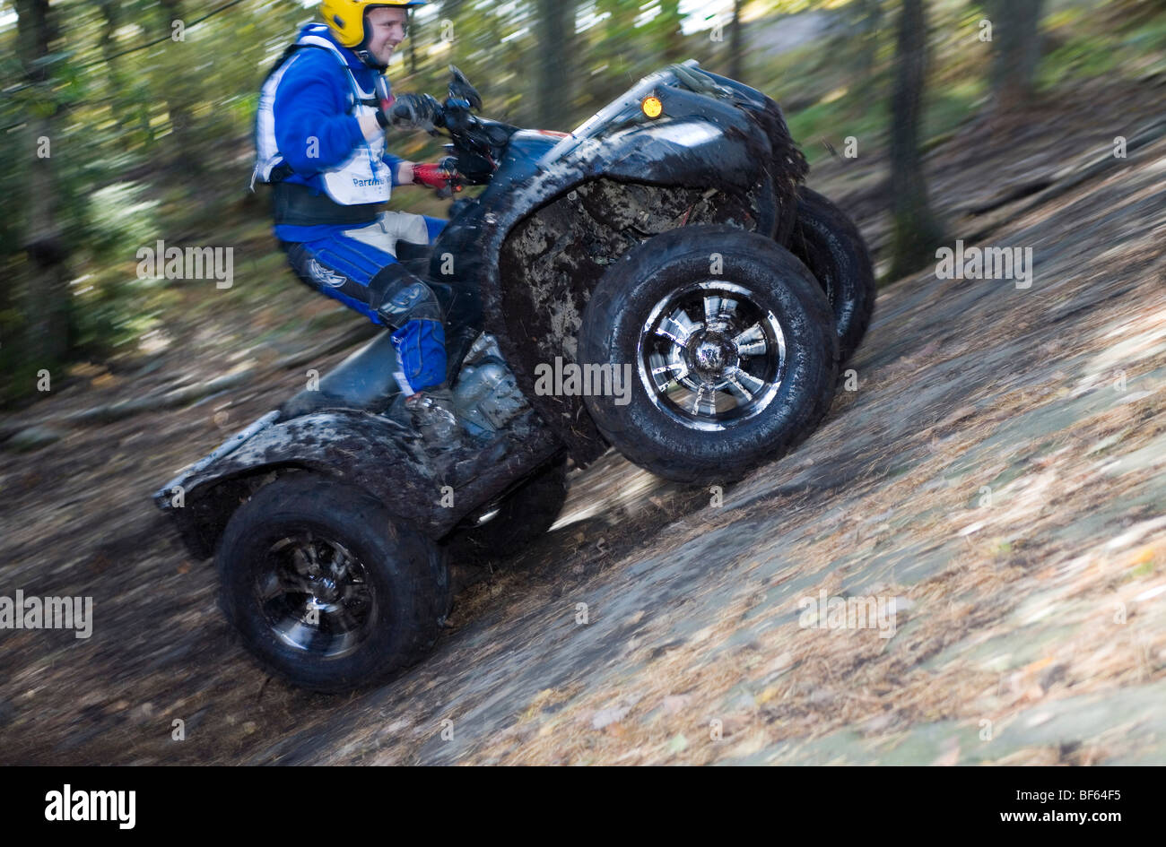 L'uomo corse fuoristrada (ATV) su terreni scoscesi. Trial off-road bike Foto Stock