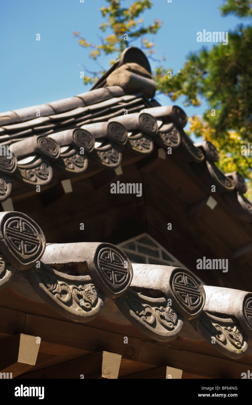 Con piastrelle di ceramica in tetto di una casa tradizionale in Namsangol storico Villaggio Hanok Foto Stock