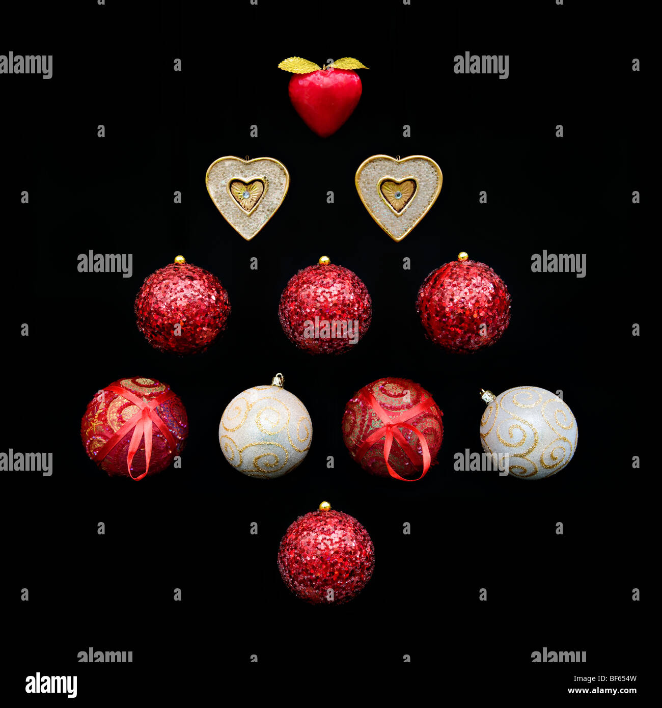 Immagini Natalizie Oro.Immagine Moderna Di Miste Di Rosso E Oro Decorazioni Natalizie E Baubles Sagomato In Un Albero Di Natale Design Su Sfondo Nero Foto Stock Alamy