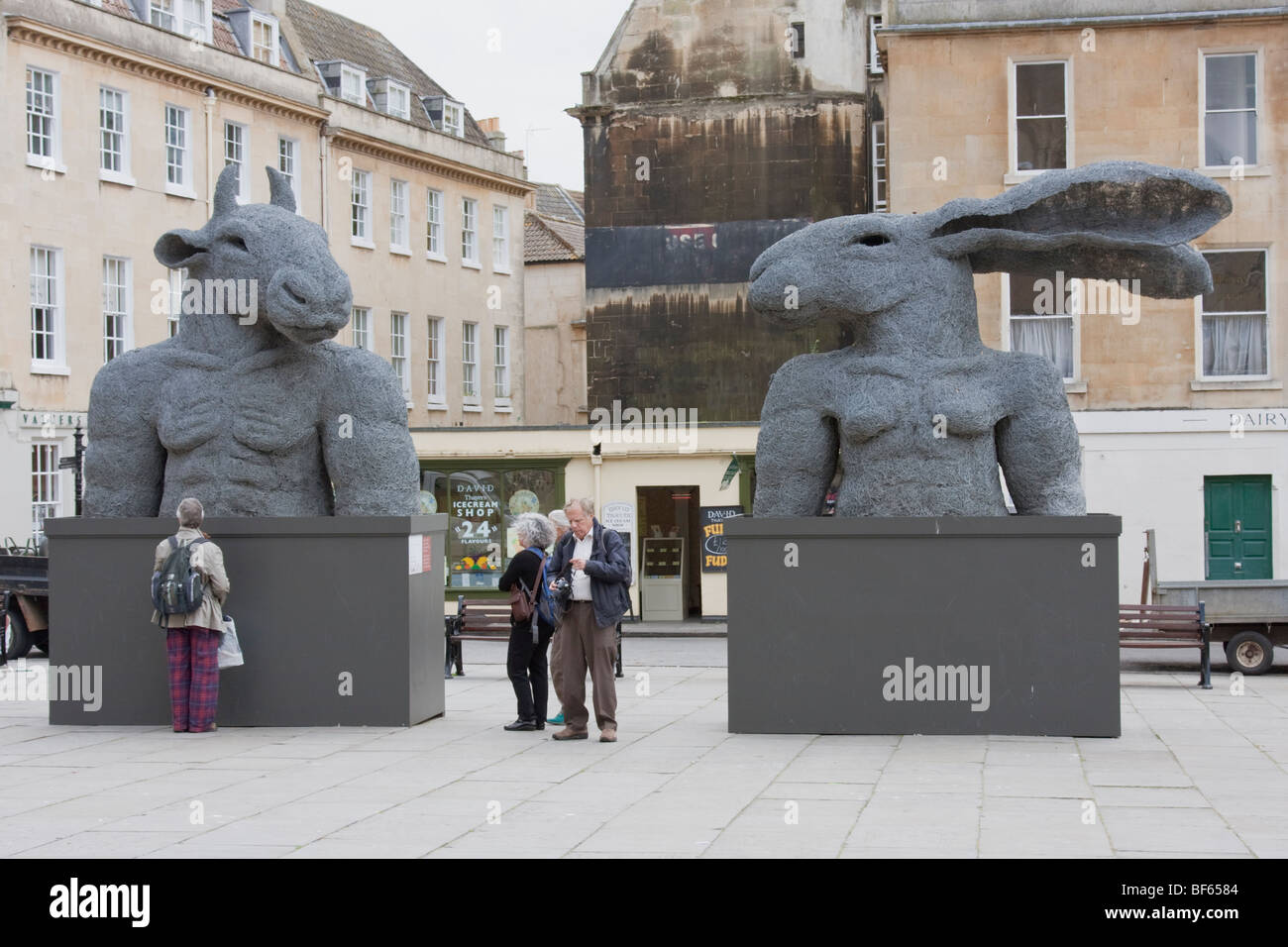 Lepre e Minotaur scultura di Sophie Ryder a Bath, Inghilterra Foto Stock