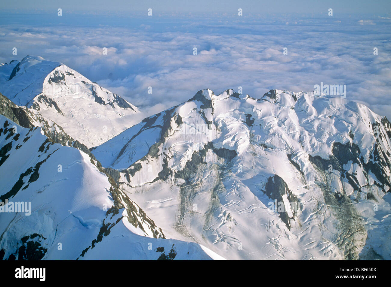 Fairweather montagne salire al di sopra di nube strato formato da oltre oceano pacifico, vista aerea del Parco Nazionale di Glacier Bay, Alaska, STATI UNITI D'AMERICA Foto Stock