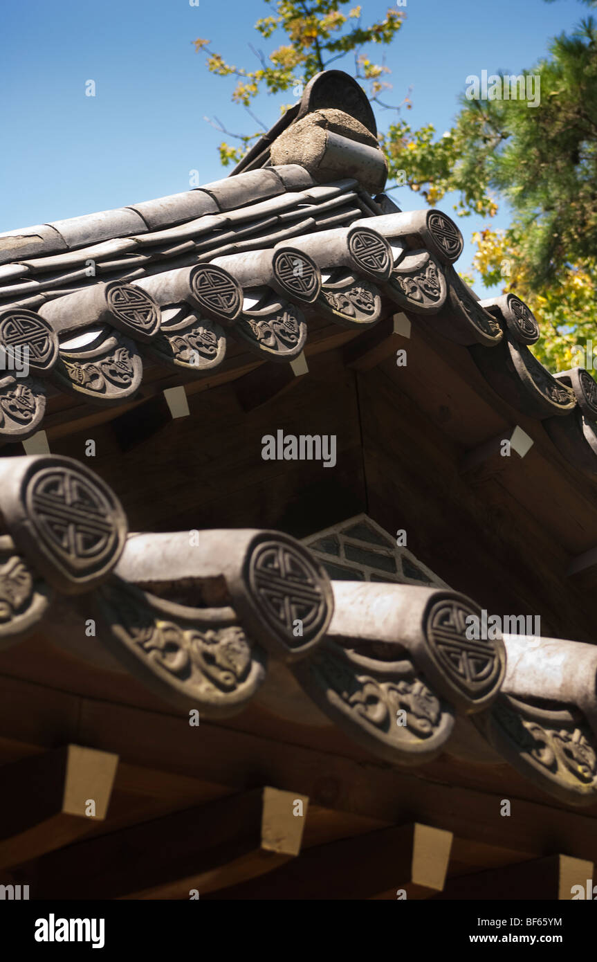 Con piastrelle di ceramica in tetto di una casa tradizionale in Namsangol storico Villaggio Hanok Foto Stock