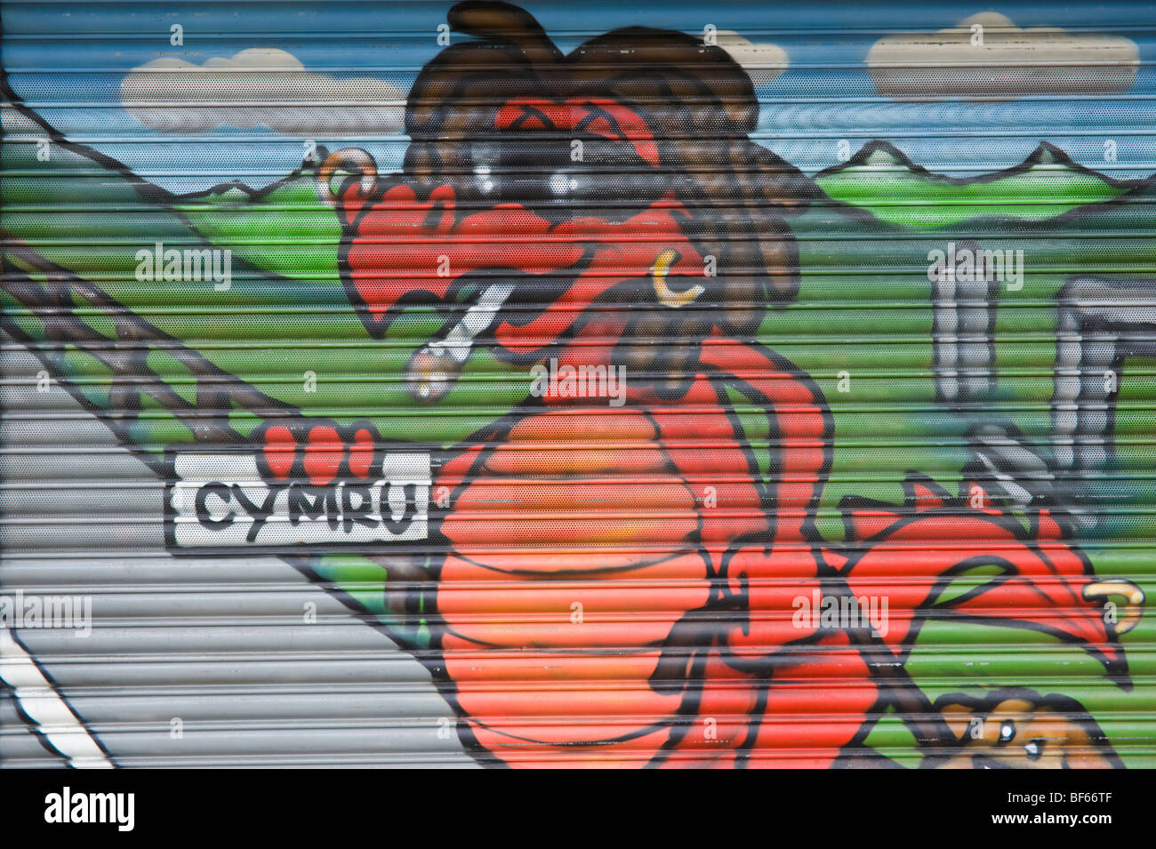 Welsh drago rosso graffiti sulle serrande metalliche di backpackers hostel in Riverside Cardiff South Wales UK Foto Stock