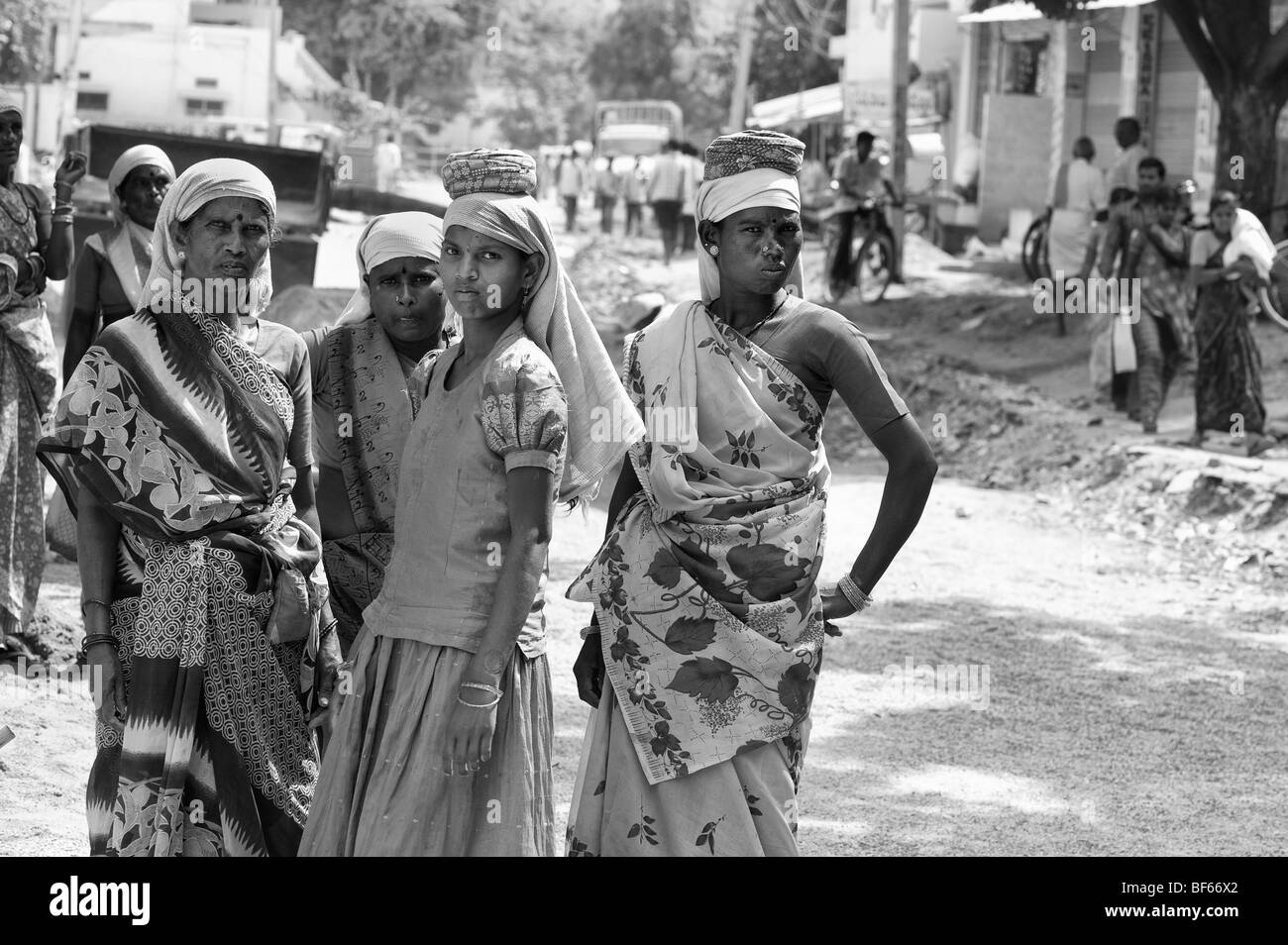 Le donne indiane lavorando sulle strade in Puttaparthi, Andhra Pradesh, India. Monocromatico Foto Stock
