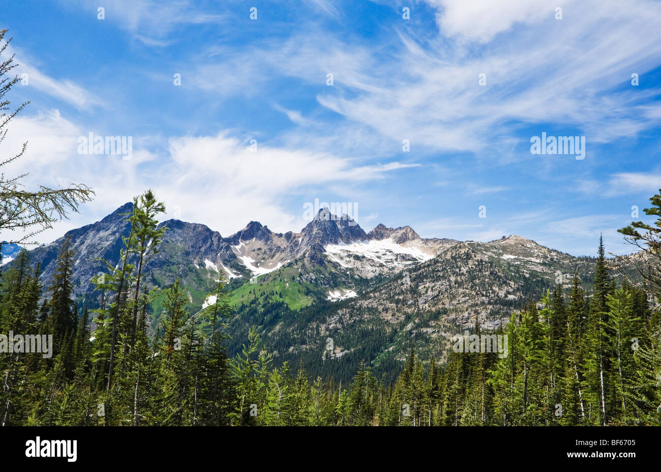 Picco spietato e Whistler Mountain in North Cascades di Washington come visto dal lago blu sentiero vicino a Washington Pass. Foto Stock
