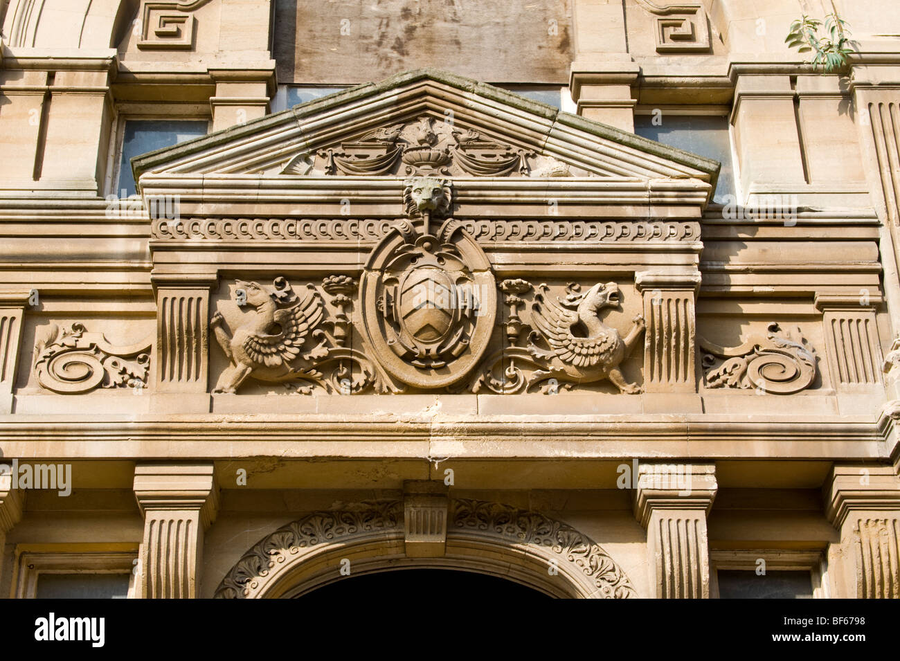 Dettagli architettonici del Frontone ornato su porta sulla costruzione a Mount Stuart Square per la Baia di Cardiff South Wales UK Foto Stock