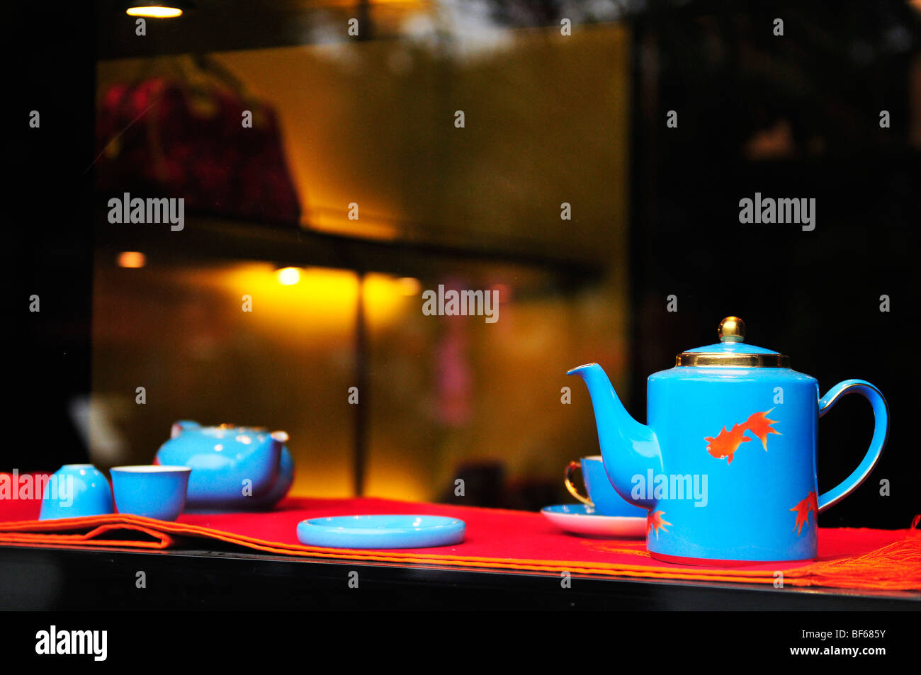 Il turchese set da tè venduto a Shanghai Tang, Xintiandi, Shanghai, Cina Foto Stock
