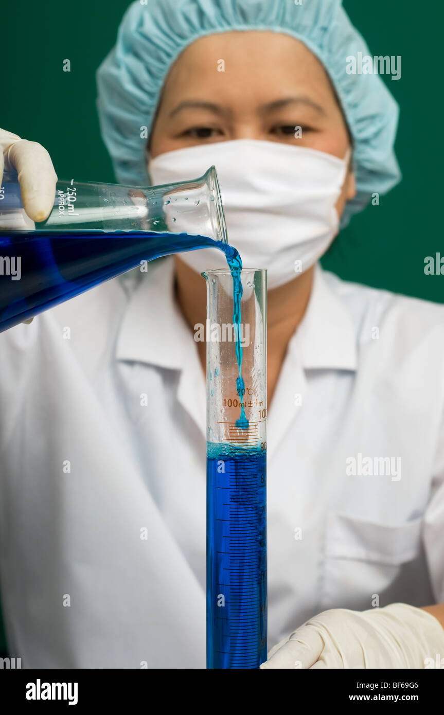 Scienziato in laboratorio Foto Stock