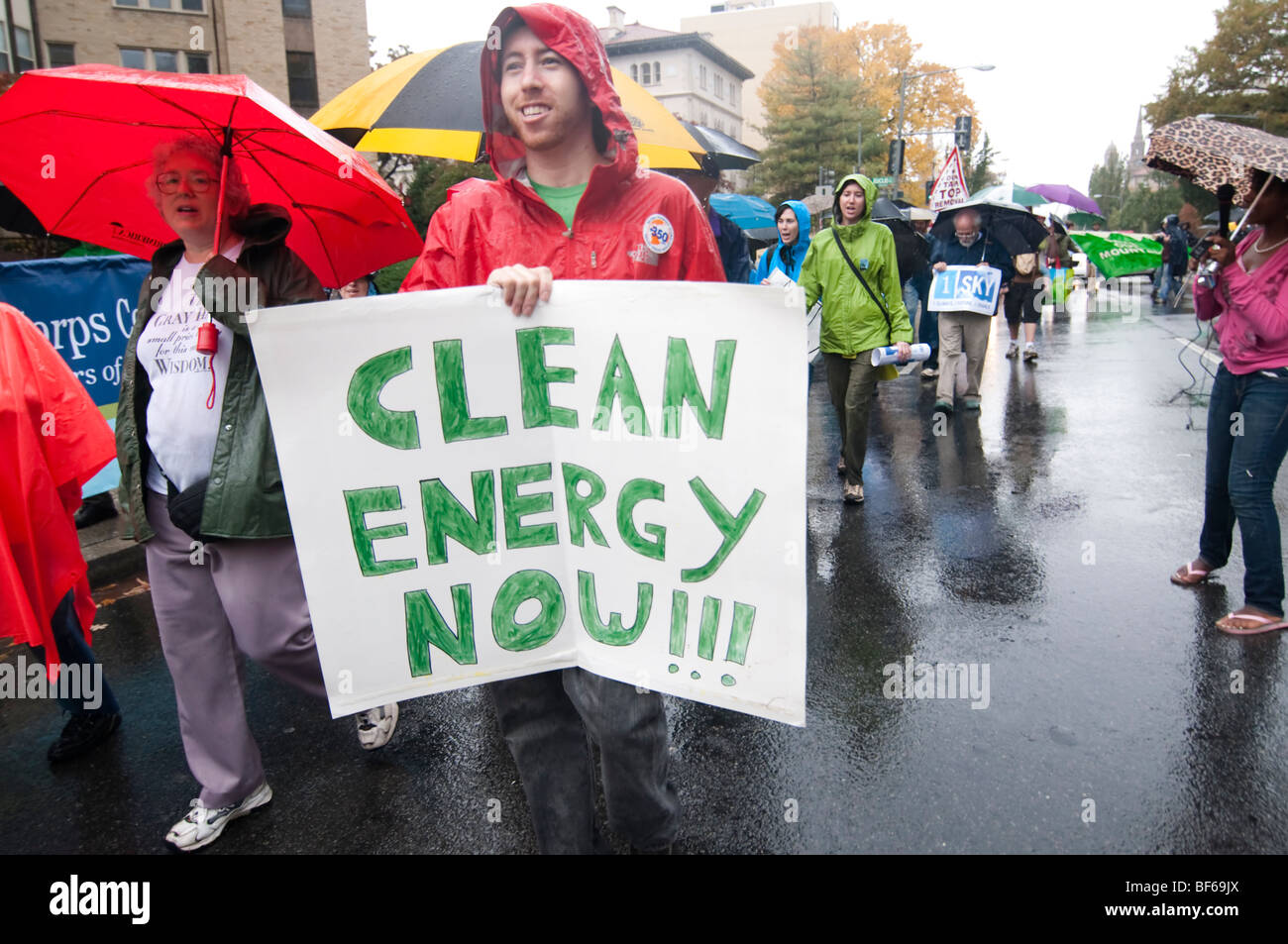 Un attivista ambientale tiene un cartello che diceva, "Energia Pulita ora" durante la Giornata Internazionale di Azione per il clima. Foto Stock