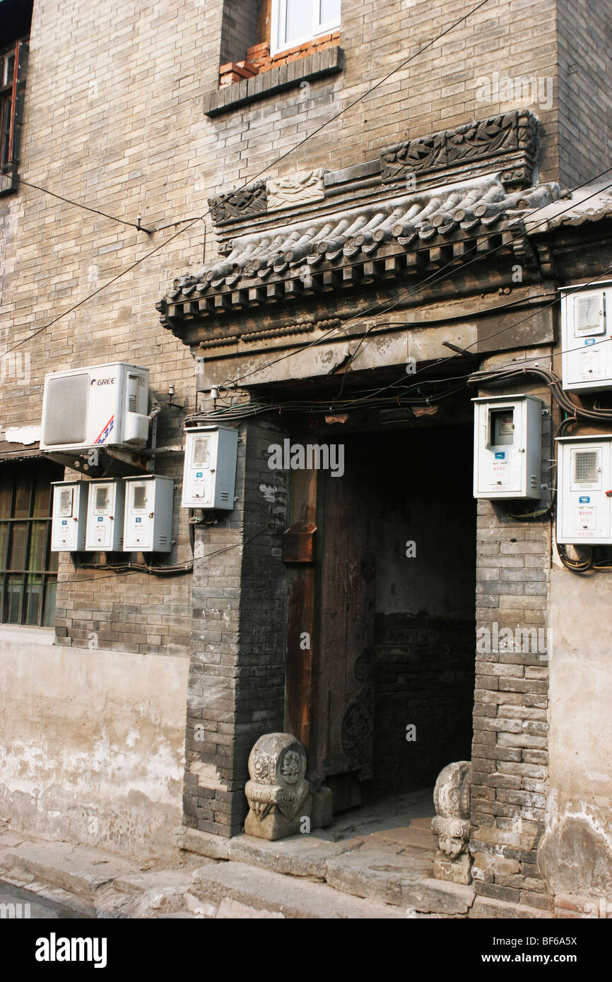 Tradizionale cortile in stile casa di gate è a due piani western influenzato casa di mattoni costruita nei primi anni del novecento, Pechino, Cina Foto Stock