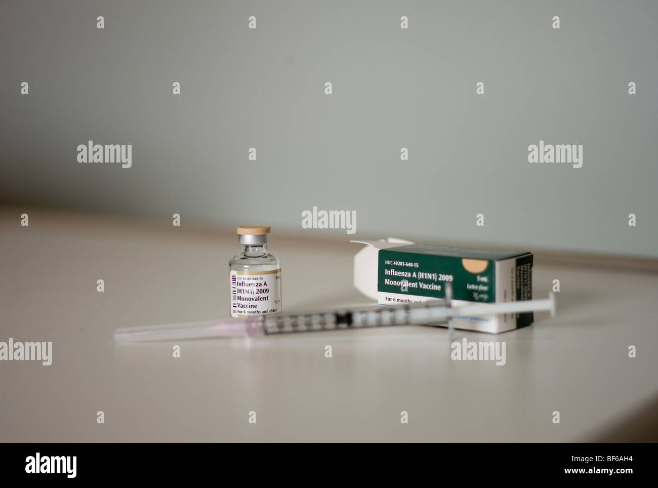 Influenza suina vaccino e una siringa per la somministrazione. Foto Stock
