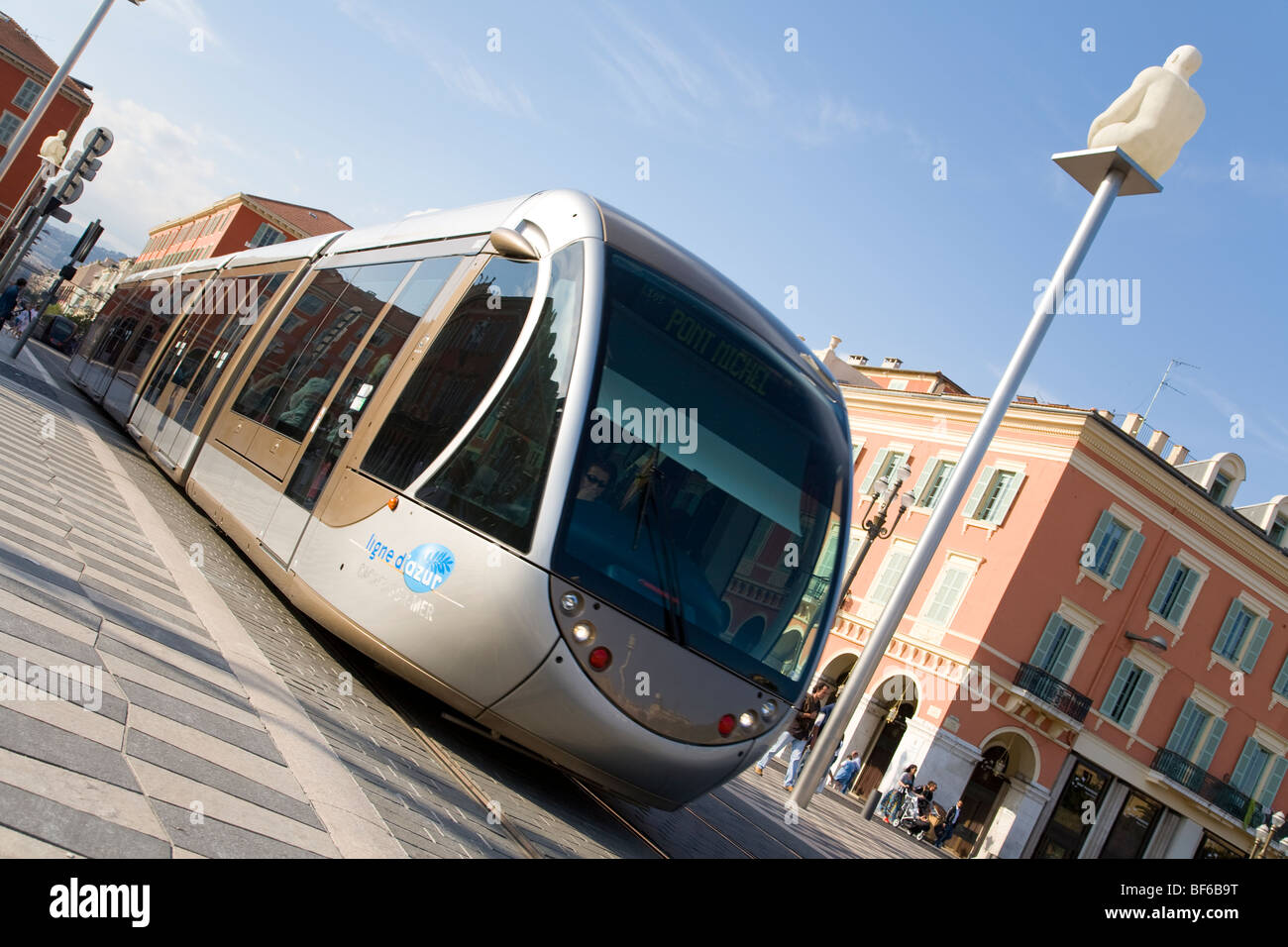 Place Massena, Streetcar linea T1, Artwork da J. da Plensa a ( Conversazione Nizza ), Nizza Cote d Azur, Provenza, Francia Foto Stock
