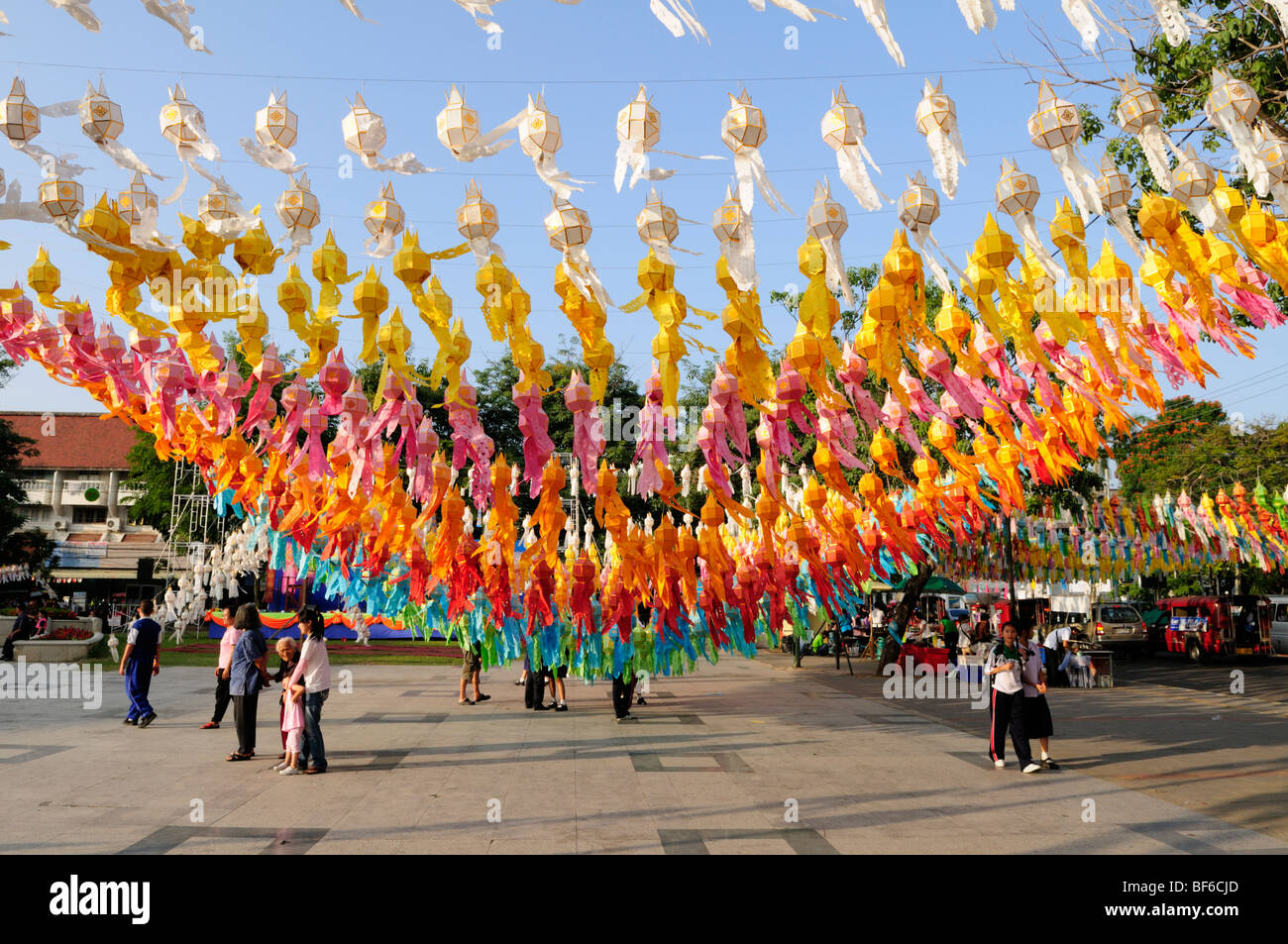 Tailandia Chiang Mai; lampioncini colorati appesi fuori sulla strada per la Loi krathong Festival Foto Stock
