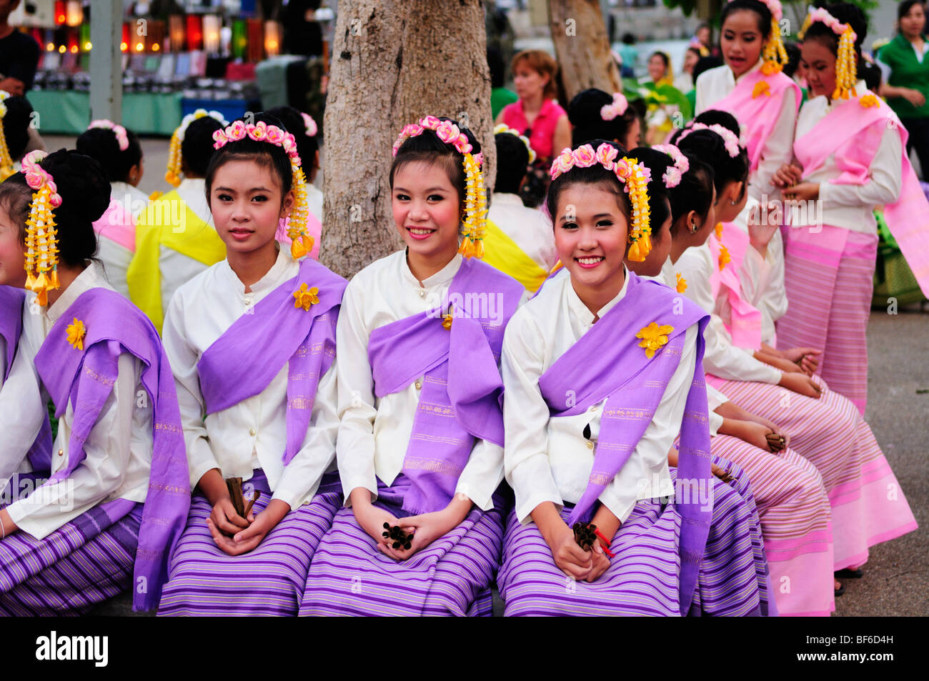 Tailandia Chiang Mai, ragazze in Costume pronti per la Loi Kratong Festival Parade Foto Stock