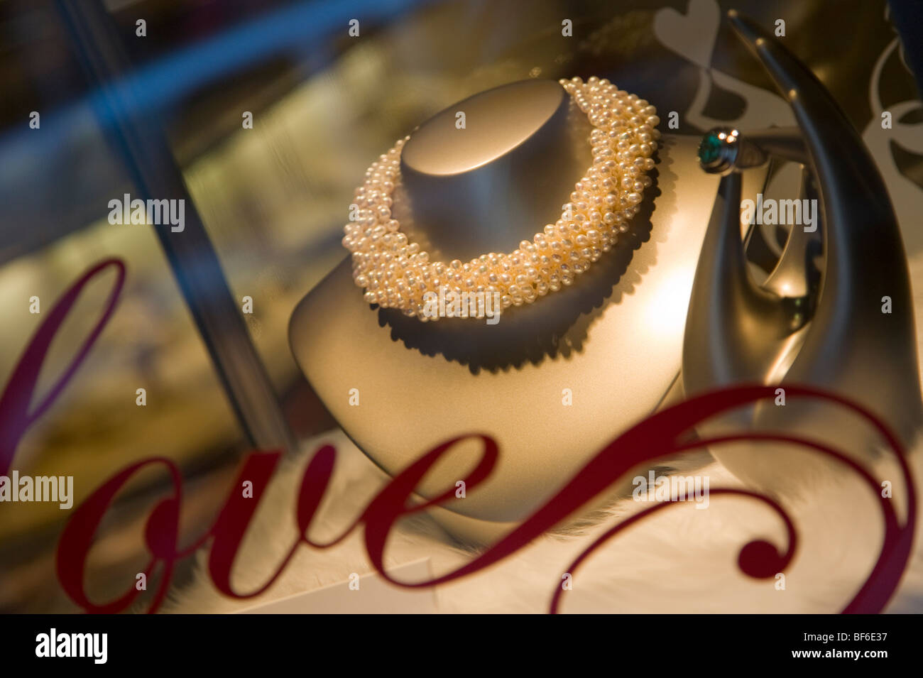 Collana di perle, Tiffany e Co., vetrina, Goethestrasse Street, Francoforte Hesse, Germania Foto Stock